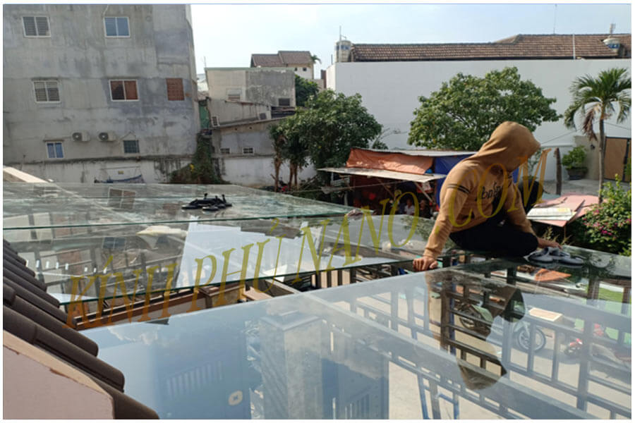 Lắp đặt mái kính cường lực