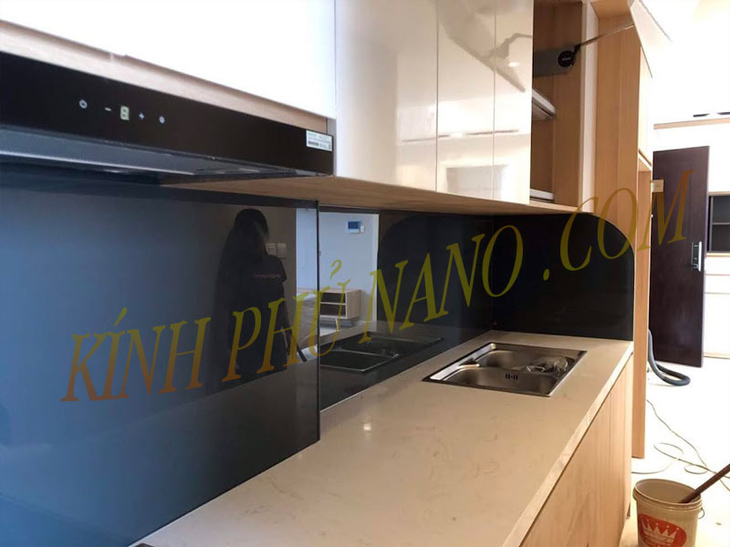 Kính ốp bếp màu xanh lơ