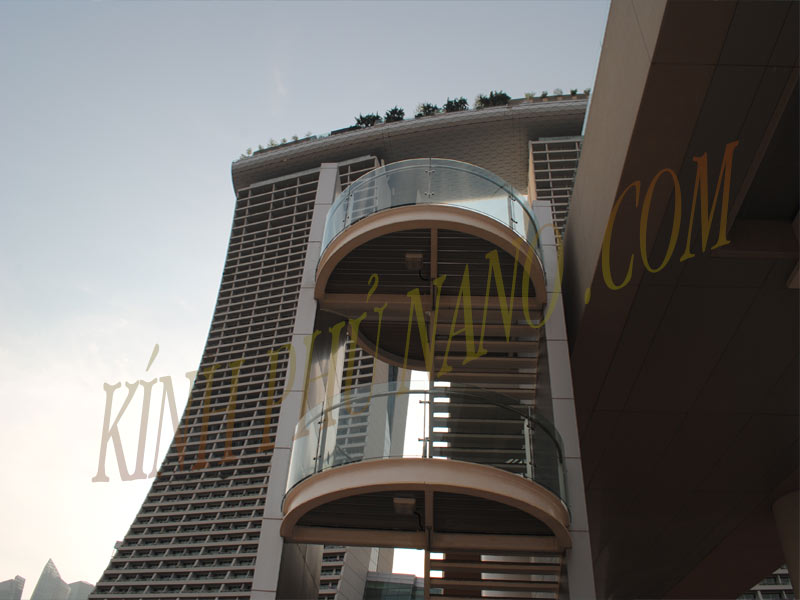 Lan can ban công kính cong