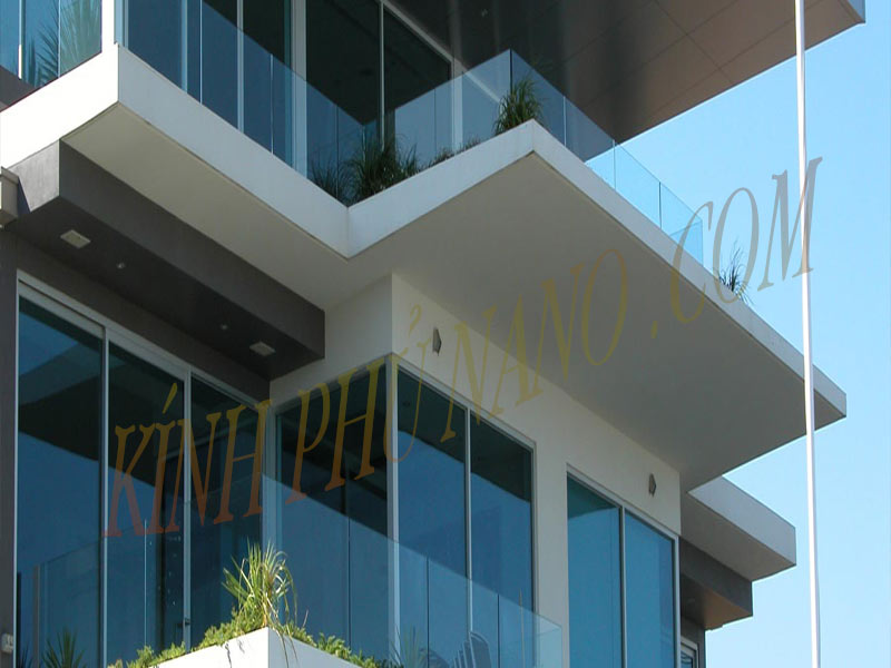 Mẫu nhà sử dụng lan can kính hiện đại