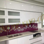 Tranh kính in 3D ốp tường bếp sự chọn của nhiều gia chủ hiện nay - Kính phủ nano - Gương trang trí mài cạnh Nhật Hằng