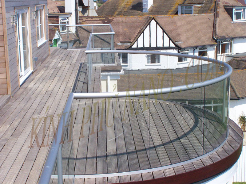 Mẫu lan can kính cong đẹp 