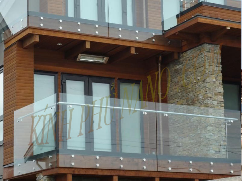 Mẫu lan can ban công kính trụ áp má