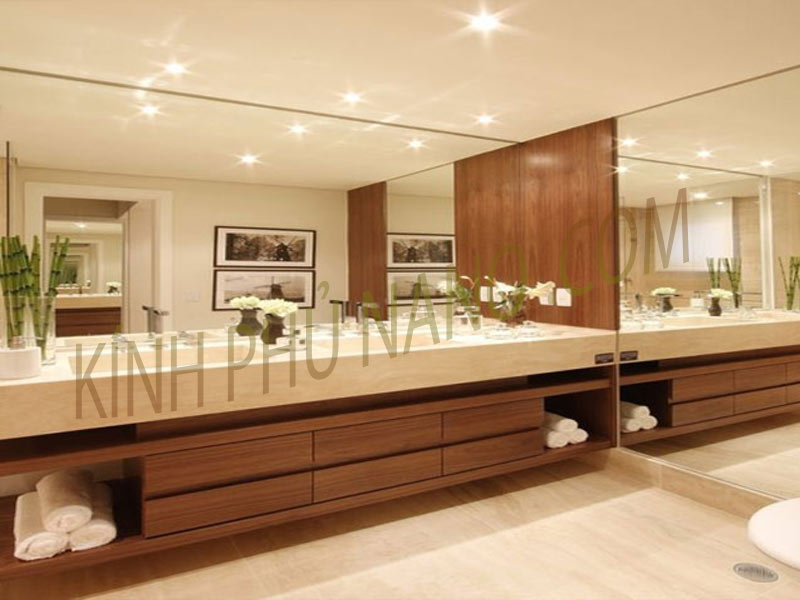 Gương nhà tắm cắt theo kích thước bàn đá