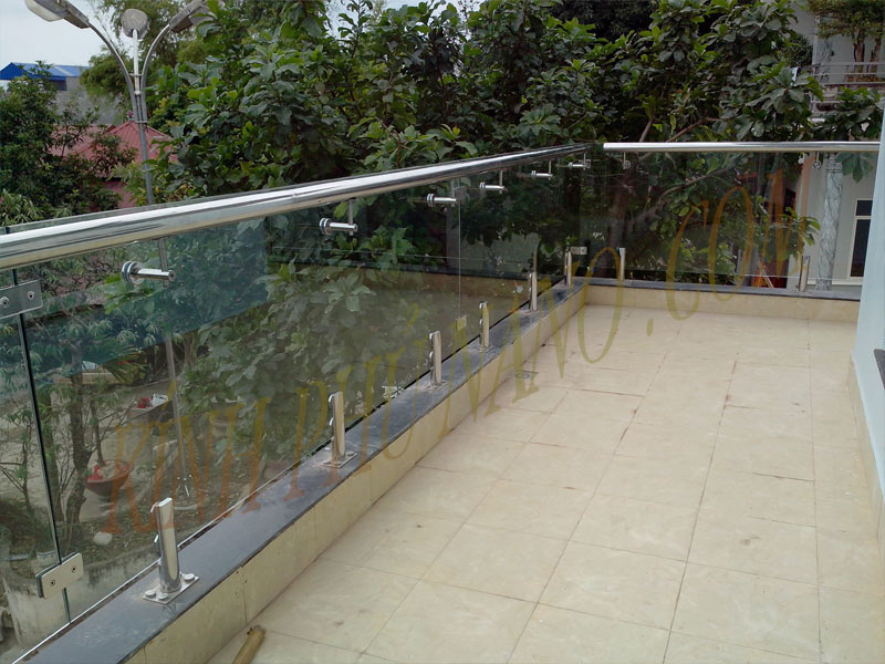 Mẫu lan can kính đẹp sử dụng tay vịn inox tròn D51