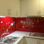 Tranh kính in 3D ốp tường bếp sự chọn của nhiều gia chủ hiện nay - Kính phủ nano - Gương trang trí mài cạnh Nhật Hằng