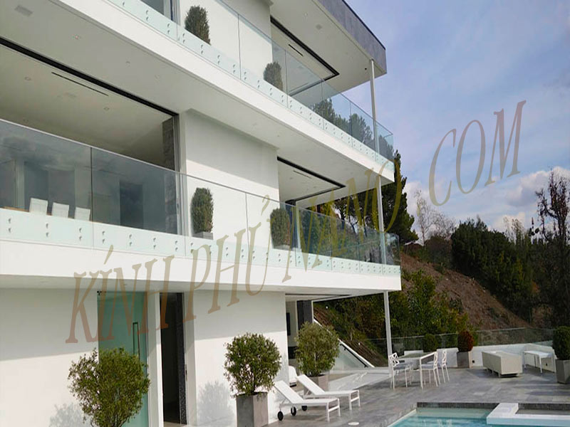 Lan can kính áp má hiện đại