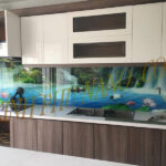 Tranh kính in 3D ốp tường bếp sự chọn của nhiều gia chủ hiện nay - Kính phủ nano - Gương trang trí mài cạnh Nhật Hằng