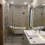 Phòng tắm kính pha lê siêu trắng sáng mang lại sự tiện nghi cho gia chủ