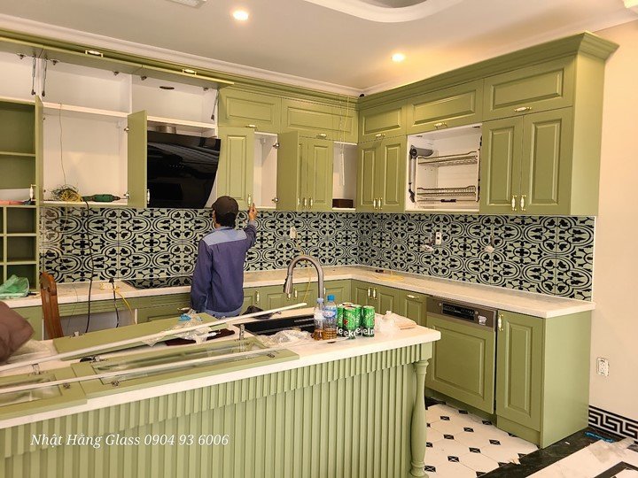 Kinh op bep hoa van gach bong