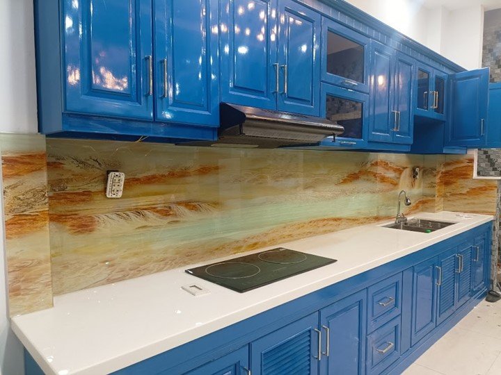 Kính ốp bếp vân đá