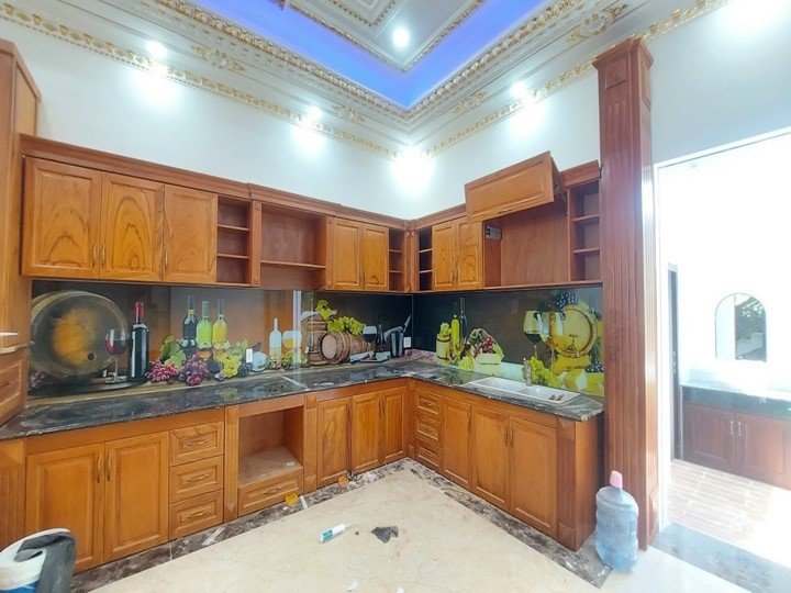 Tranh in tren kinh 3d dan tuong bep