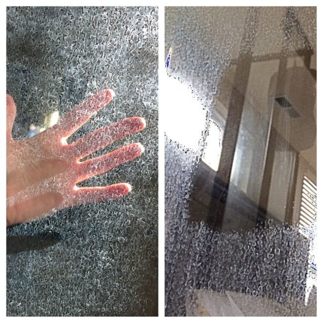 Cặn canxi bám trên bề mặt kính